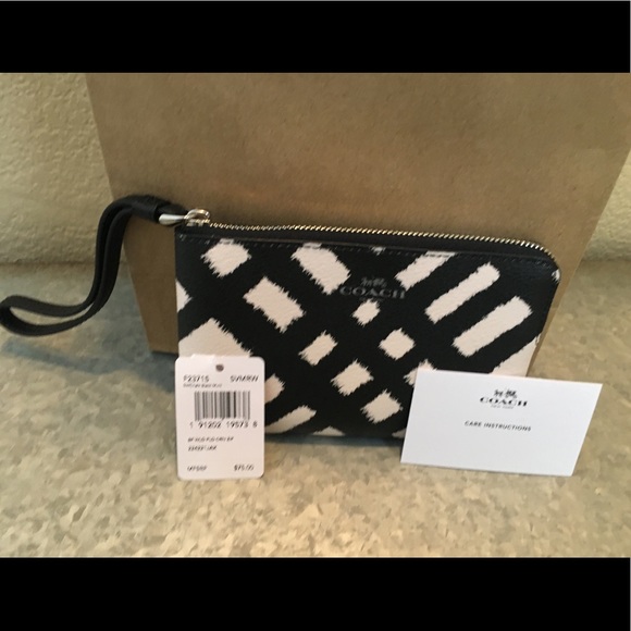 ๐Sale๐ Coach Wristlet - Picture 2 of 5